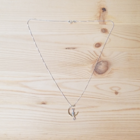 Cat sitting on the moon on silver chain - Picture 2 of 6